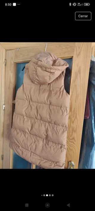 Chaleco acolchado camel con capucha