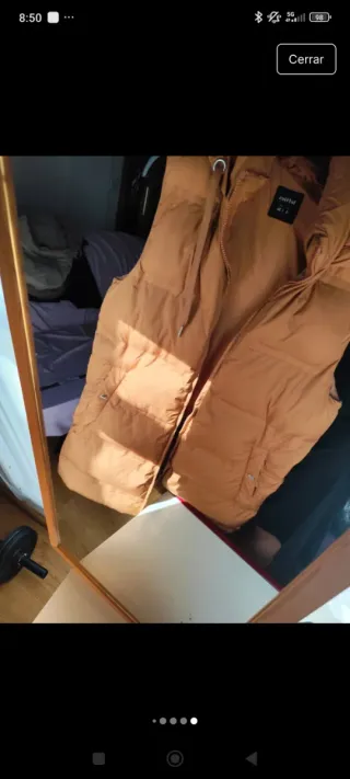 Chaleco acolchado camel con capucha