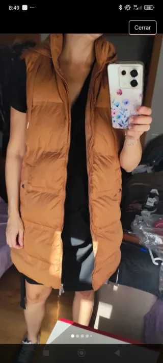 Chaleco acolchado camel con capucha