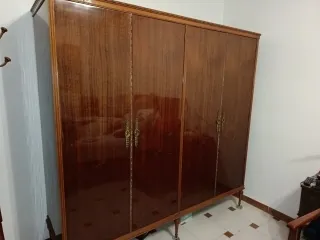 Armario antiguo de madera