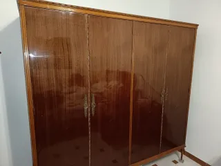 Armario antiguo de madera