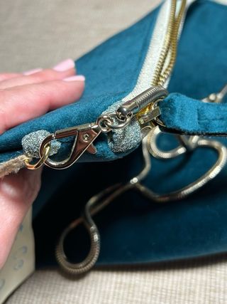 Bolso terciopelo azul verdoso cadena dorada