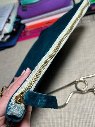 Bolso terciopelo azul verdoso cadena dorada