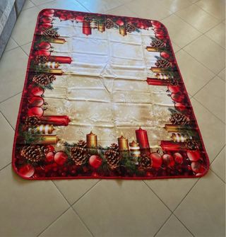 Tovaglia natalizia con candele e pigne