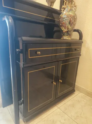 Mueble tocador negro y dorado