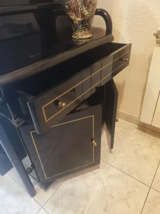 Mueble tocador negro y dorado