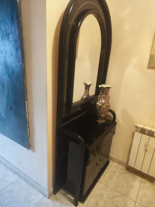 Mueble tocador negro y dorado