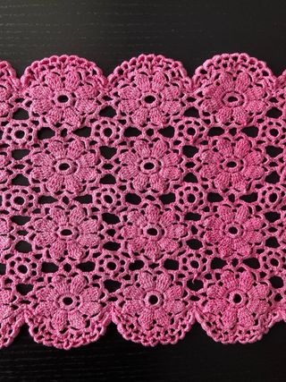 Tapete ganchillo rosa camino de mesa 114 x 24 cms