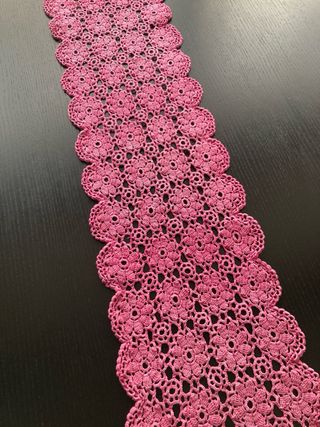 Tapete ganchillo rosa camino de mesa 114 x 24 cms