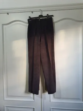 Traje chaqueta y pantalón gris,de pana fina