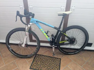 Bicicleta Cube con manillar de carretera