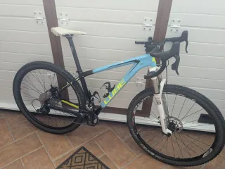 Bicicleta Cube con manillar de carretera