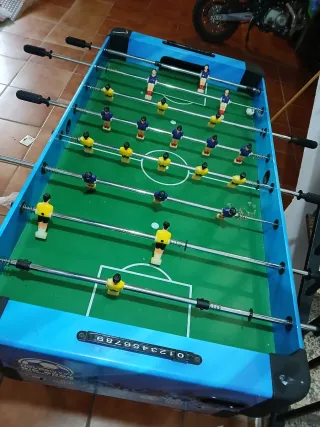 Futbolín-Billar de mesa azul.
