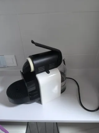 Cafetera Nespresso DeLonghi Blanca y Negra