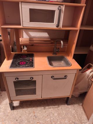 Cocinita de madera IKEA para niños