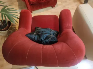 Poltrona retrò in velluto rosso