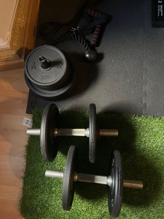 Banco de pesas con barra y discos