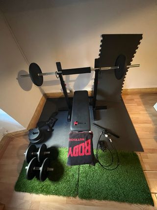Banco de pesas con barra y discos