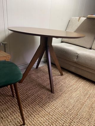 Mesa redonda madera y silla terciopelo