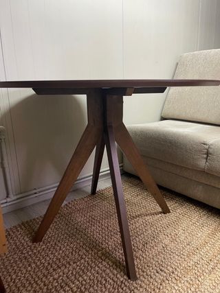 Mesa redonda madera y silla terciopelo