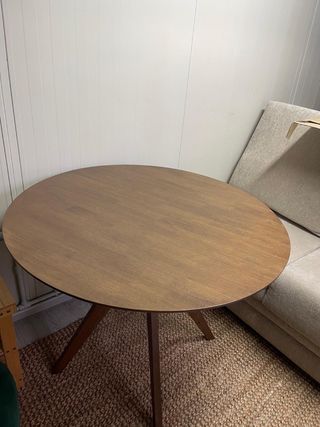 Mesa redonda madera y silla terciopelo