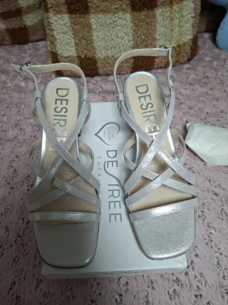 Elegantes tacones plateados de la marca DESIREE.