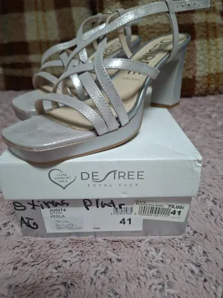 Elegantes tacones plateados de la marca DESIREE.