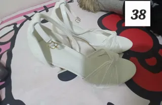 Zapatos rosa, botas marron, zapatos blancos