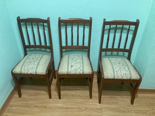 Juego de 3 sillas de madera con tapizado floral