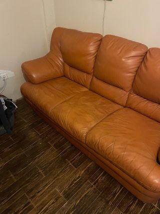 Sofá de piel marrón,