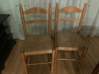 Juego de 2 sillas de madera y ratán
