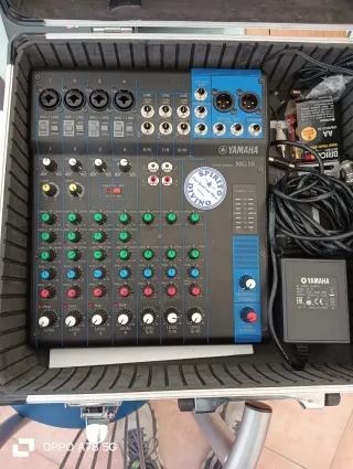Yamaha MG10 Mixer + Alimentatore PA-10