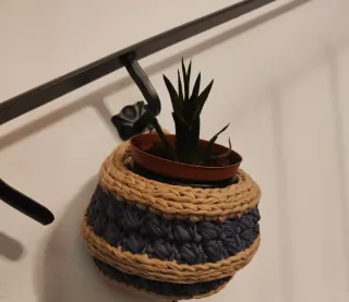 Cesto fatto a mano in tessuto beige e blu.