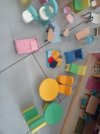 Mobili miniatura per casa delle bambole