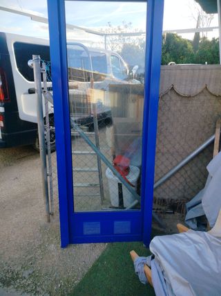 Puerta de aluminio azul con cristal