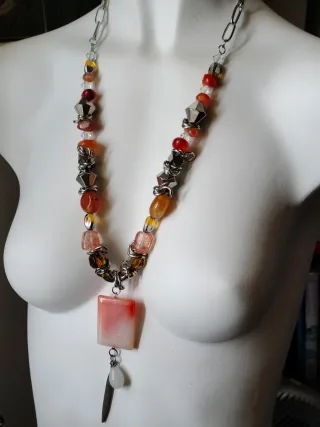 Collar largo con colgante de piedra