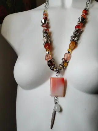 Collar largo con colgante de piedra