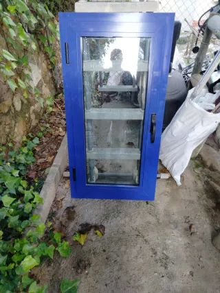 Ventana aluminio azul de 1'10x 0'55