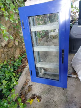 Ventana aluminio azul de 1'10x 0'55