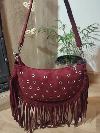 Bolso rojo burdeoscon flecos y tachuelas
