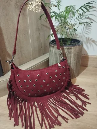 Bolso rojo burdeoscon flecos y tachuelas