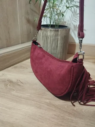 Bolso rojo burdeoscon flecos y tachuelas