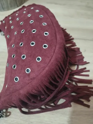 Bolso rojo burdeoscon flecos y tachuelas