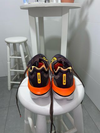 Zapatillas running placa carbono naranja/morado