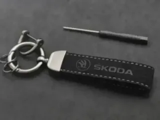 Llavero Skoda de Alcantara Tacto Piel Cuero Regalo