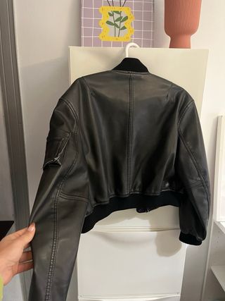 Cazadora bomber efecto piel negra