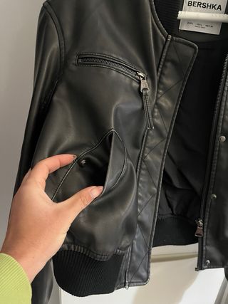 Cazadora bomber efecto piel negra