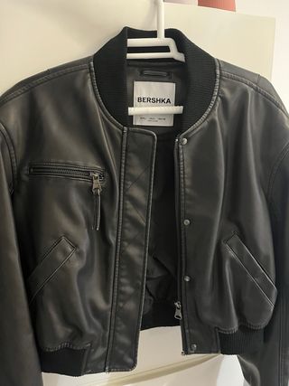 Cazadora bomber efecto piel negra