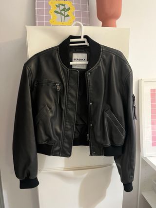 Cazadora bomber efecto piel negra