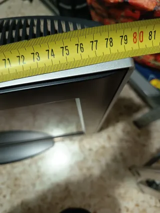 Televisión Sony Negra y Plateada